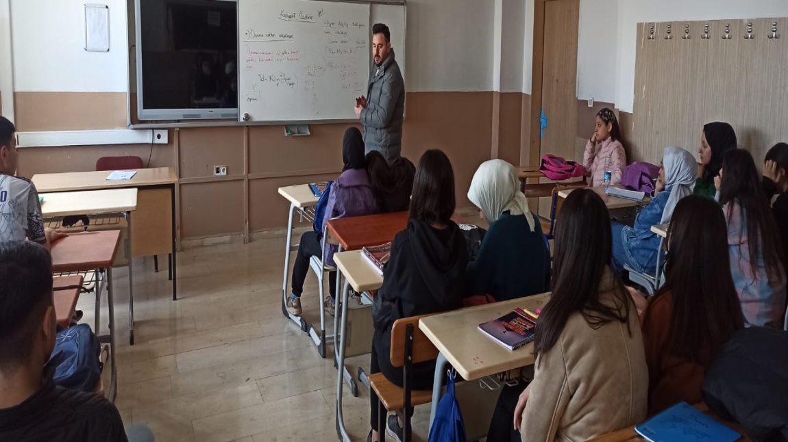 11. Sınıf öğrencilerine BİGEP kapsamında sınavlarda başarılı olma ve çalışma yolları hakkında seminer yapıldı.